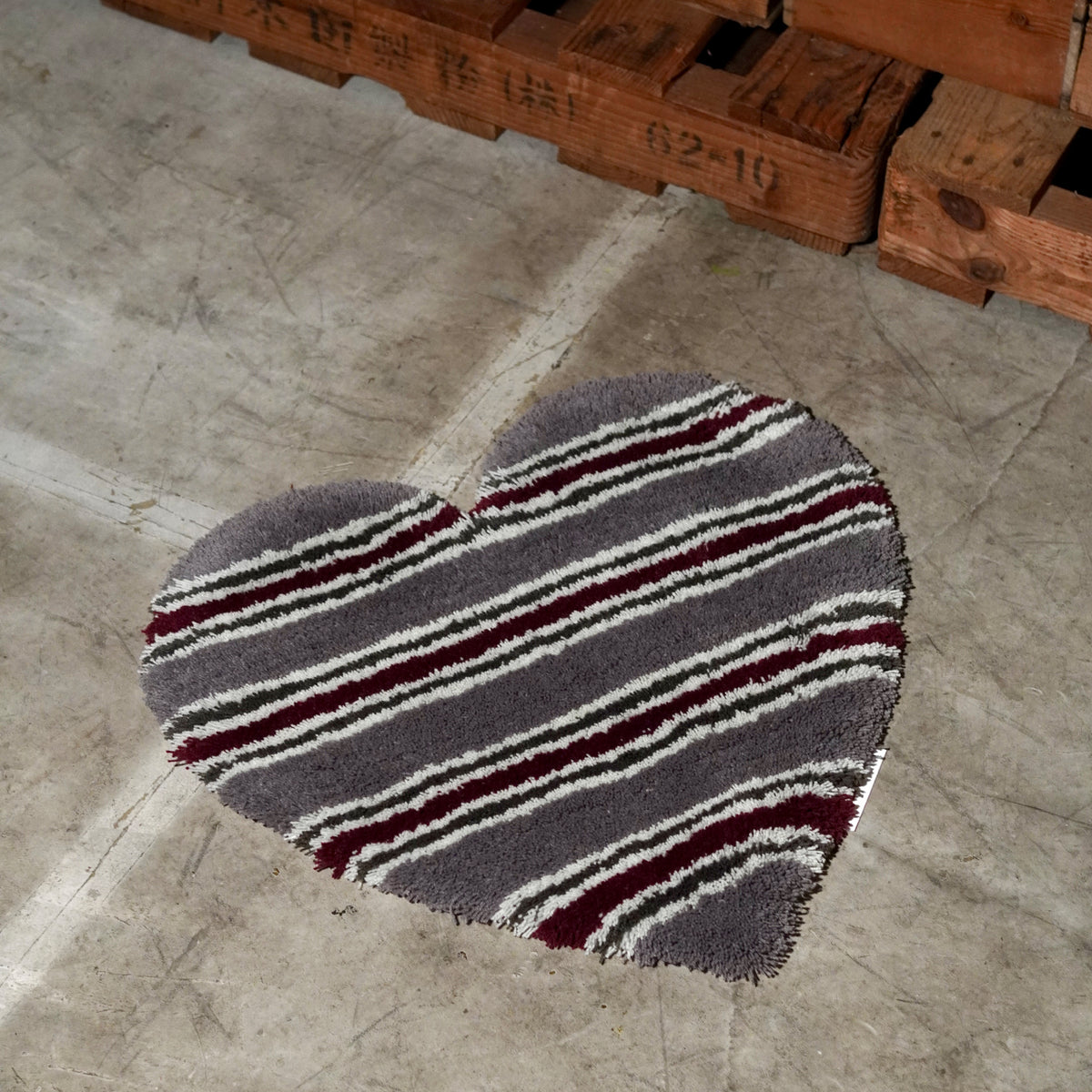 STRIPED HEART RUG - GRAY